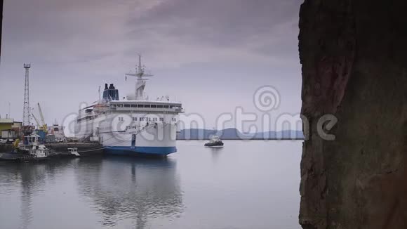 拖轮接近对接码头科纳克里港口视频的预览图