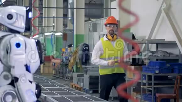 工厂的员工来了允许机器人开始钻探视频的预览图