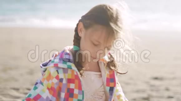 可爱的女孩在海滩上玩沙子夏季视频的预览图