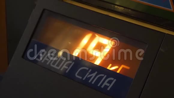 金属电子盒闪烁数字指示在玻璃面板窗口视频的预览图