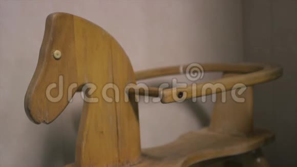 木马摇摆玩具座椅非洲慈善视频的预览图