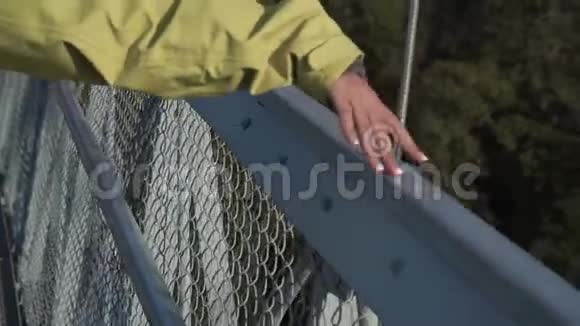 女性的手在桥扶手上轻微滑动视频的预览图
