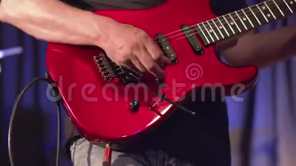 男主吉他手在音乐会舞台上弹电吉他视频的预览图