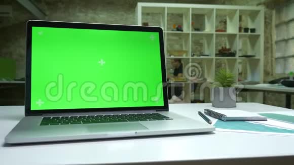 荒凉的工作空间打开绿色屏幕的工作电脑白色书桌和笔记本室内视频的预览图
