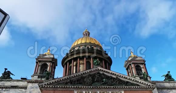 俄罗斯圣彼得堡2019年3月3日晴天在蓝天前的圣以萨克大教堂视频的预览图