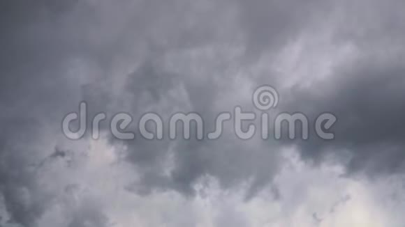 令人难以置信的乌云在天空中快速飞翔视频的预览图