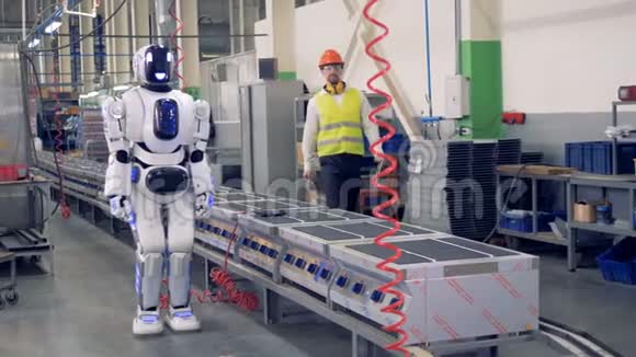 类似人类的机器人被打开允许工厂工人开始钻孔视频的预览图