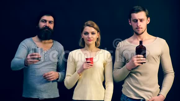 年轻人提供饮料现代社会的酗酒酗酒视频的预览图
