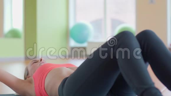 在健身房做仰卧起坐的女人视频的预览图