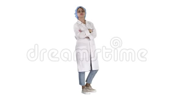 微笑自信的年轻女医生站着手臂交叉在白色的背景上视频的预览图
