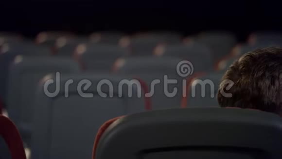 可爱的一对情侣在电影院的后座上缓慢地接吻视频的预览图