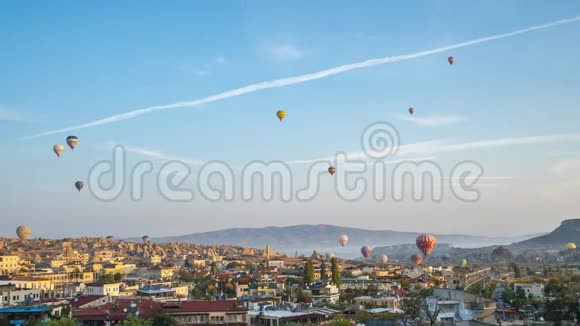 卡帕多西亚城市天际线与气球在土耳其飞行时间推移4K视频的预览图