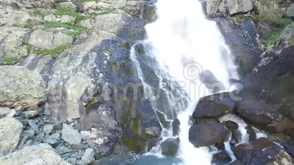 阿尔泰山的库伊古克绿松石湖和瀑布俄罗斯景观鸟瞰图视频的预览图