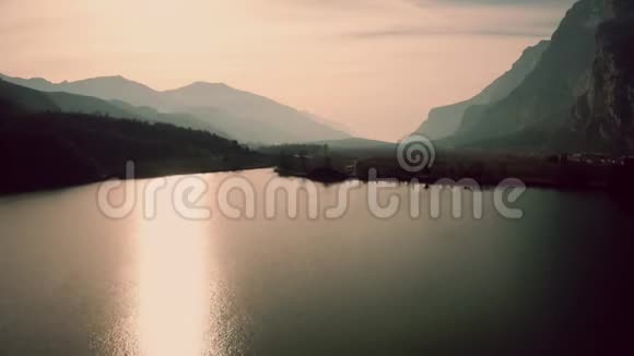 意大利北部拉戈迪托布利诺湖和山脉的空中拍摄视频的预览图