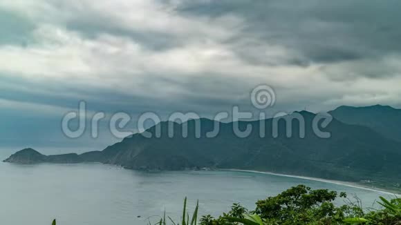 多云天气下台湾海岸与海湾全景的时间点视频的预览图