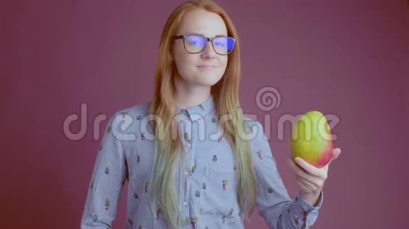 聪明的戴眼镜的年轻女人建议吃芒果视频的预览图