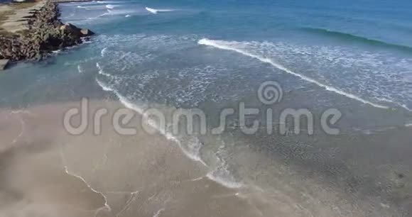 保加利亚波莫里黑海海浪的白色花边视频的预览图