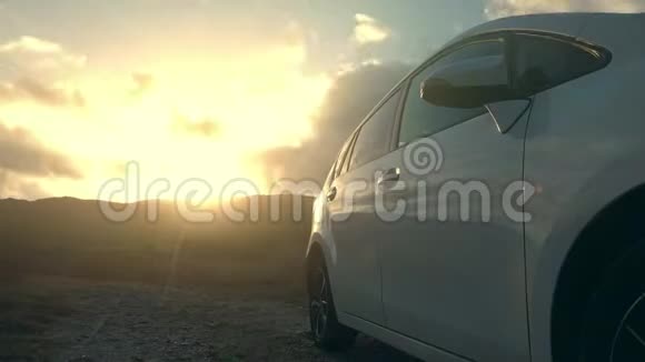 日出云在汽车侧面反射的时间流逝汽车旅行视频的预览图