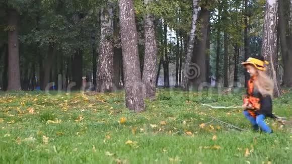 万圣节假期女巫用扫帚在公园里奔跑视频的预览图