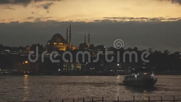 土耳其伊斯坦布尔的Eminonu港Beyoglu地区历史建筑和穆斯林清真寺的夜景视频的预览图