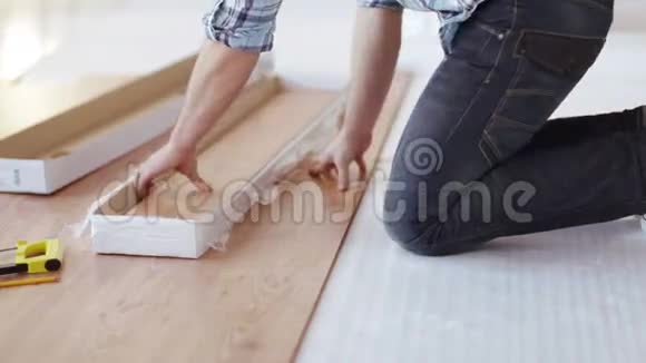 靠近男性手测量木地板视频的预览图