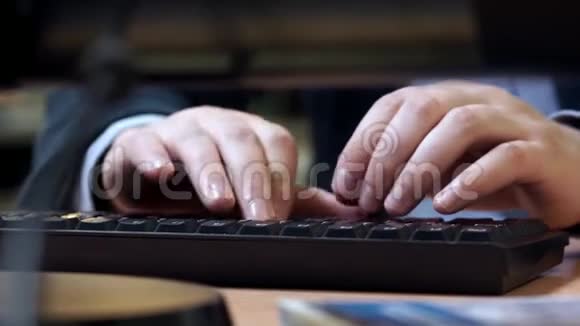 手在键盘上写文字视频的预览图