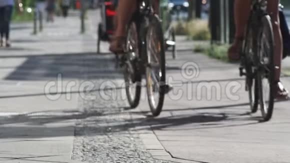 城里有婴儿拖车的自行车视频的预览图