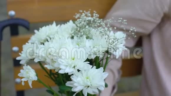 老人送花给女士送花礼物惊喜视频的预览图