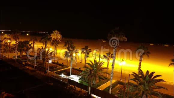 西班牙瓦伦西亚海滩和海滨长廊夜间时间流逝视频的预览图