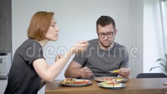 放松的夫妇吃美味的早餐视频的预览图