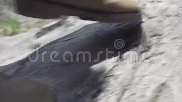男足踏山石男足穿着鞋子在岩石山上行走旅行徒步旅行和视频的预览图