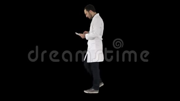 医疗保健医生使用平板检查阿尔法频道视频的预览图