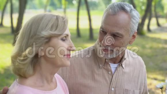 老人送花给妻子庆祝结婚纪念日视频的预览图