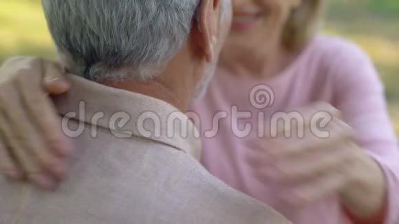 老夫妇亲吻拥抱成熟的爱真正的生活伴侣奉献视频的预览图