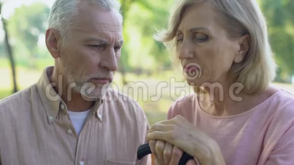 令人不安的老夫妇手握手持手杖支持的概念移情视频的预览图
