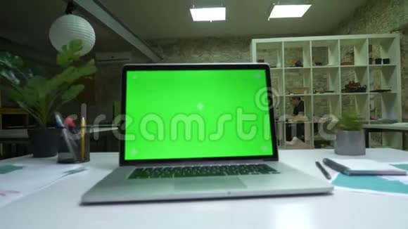 办公桌上空着的办公室绿幕特写镜头视频的预览图