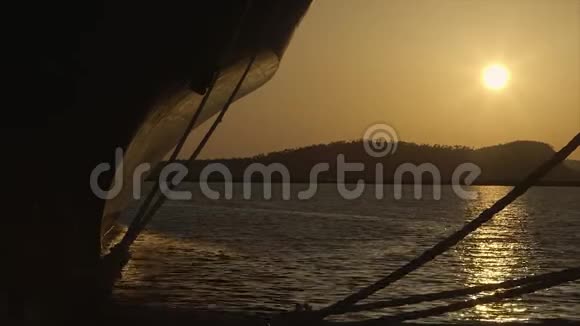 科纳克里港完美的落日景色视频的预览图