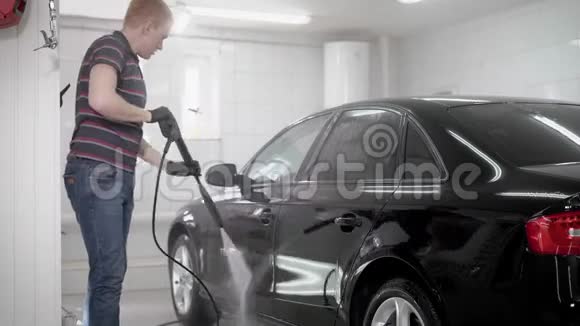工人正在汽车里用水清洗汽车视频的预览图