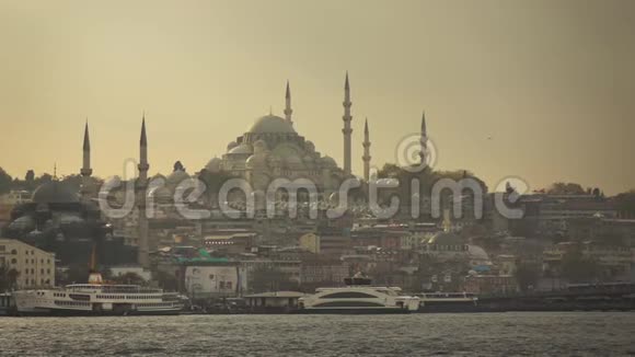 在日落的天空中与苏雷曼尼耶清真寺一起拍摄的古老伊斯坦布尔历史部分的照片动作慢全视频的预览图