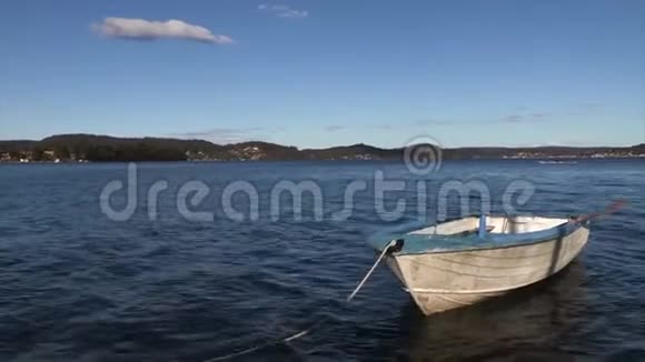 空的轻船漂浮在水面上视频的预览图