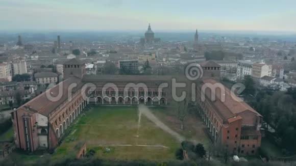 意大利卡斯特洛维斯科托或维斯科蒂城堡和帕维亚城市景观的空中拍摄视频的预览图
