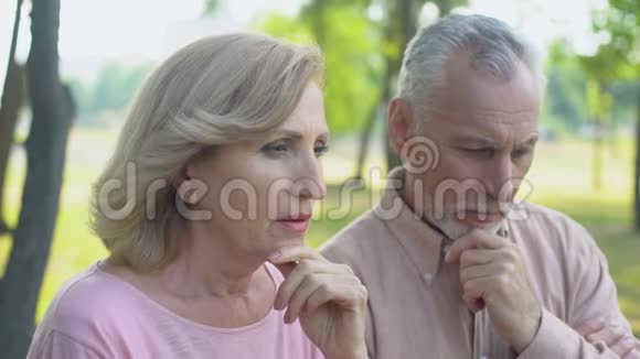 老年夫妇因男人出轨关系危机离婚而争吵视频的预览图