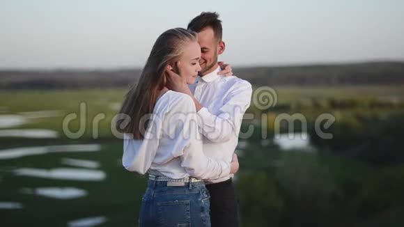 浪漫的情侣在美丽的地方拥抱亲吻视频的预览图