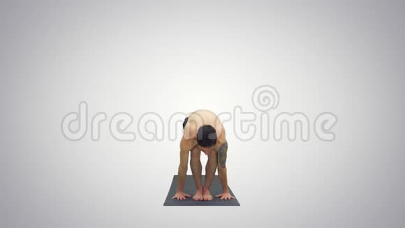 男子做瑜伽运动向下和向上面对狗姿势阿多穆卡什瓦纳太阳敬礼姿势和扭转视频的预览图