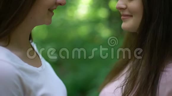 两个年轻的女性朋友聊天谈论最新的流言蜚语女人的友谊视频的预览图