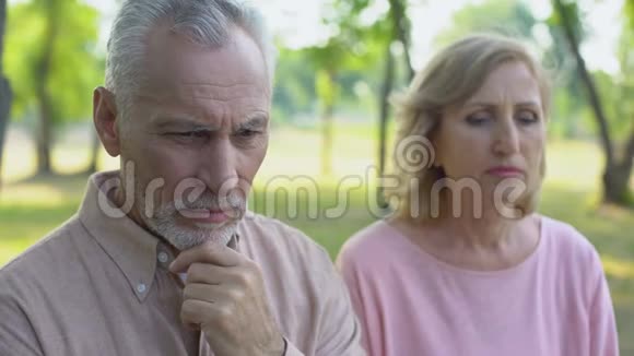 老人对欺骗感到内疚妻子绝望地哭泣离婚视频的预览图