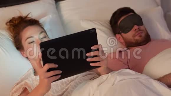 使用平板电脑的女人和不安的男人醒来视频的预览图