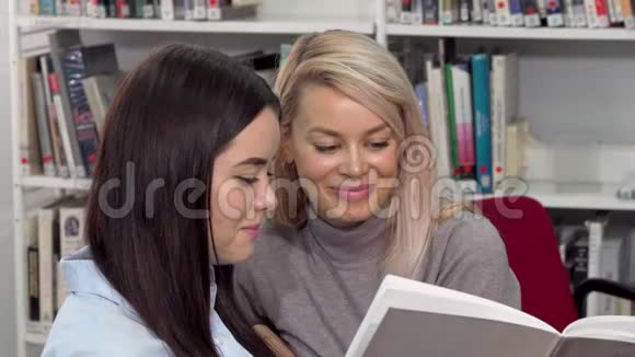 女大学生朋友一起在图书馆看书视频的预览图