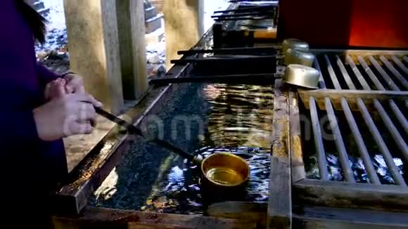 Toshogu神社净化池清洗吐温女孩视频的预览图
