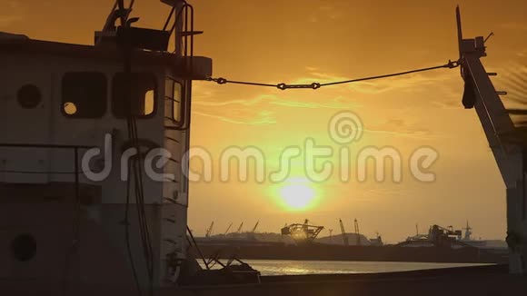 科纳克里港停船的清晰日落景色视频的预览图